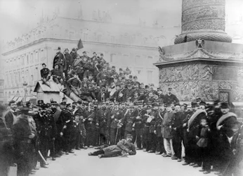 Komunardi na náměstí Place Vendôme během Pařížské komuny, 1871